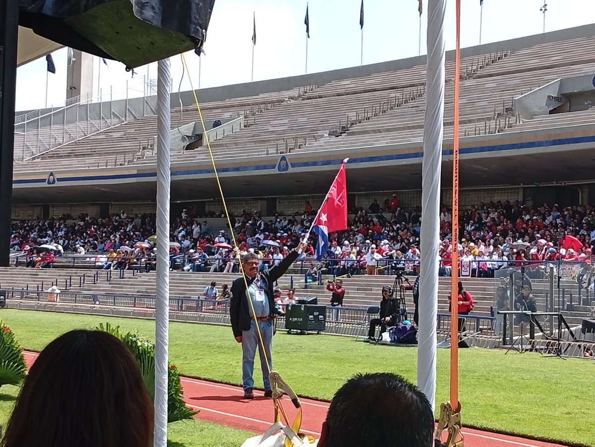 EmbaCuMex's tweet photo. 🇨🇺🤝🇲🇽 Sindicato de Trabajadores de la UNAM en solidaridad con Cuba 

El Embajador de Cuba en México Eugenio Martínez Enríquez (@EugenioMtnez) fue invitado a la inauguración del 43 Congreso del Sindicato de Trabajadores de la Universidad Nacional Autónoma de México (@stunam), que se celebrará en la capital mexicana hasta el 2 de agosto.

🗣️ En su mensaje de saludo, ante miles de participantes, el Embajador agradeció la solidaridad con Cuba de esta organización obrera en nombre de los trabajadores de la educación y el pueblo cubano, denunció las agresiones de los EEUU contra nuestro país, y ratificó la decisión de las cubanas y cubanos de luchar y resistir en defensa de su soberanía.

A partir de la escalada de agresiones de los EEUU contra Cuba, el STUNAM ha realizado pronunciamientos y encuentros de intercambios con sus afiliados y de organizaciones internacionales, donde ha patentizado el respaldo a la autodeterminación de nuestro pueblo.

Miles de asistentes a la inauguración del Congreso, corearon Cuba sí, Yanquis No, como expresión de solidaridad con el pueblo cubano.

#CubaNoEstáSola
