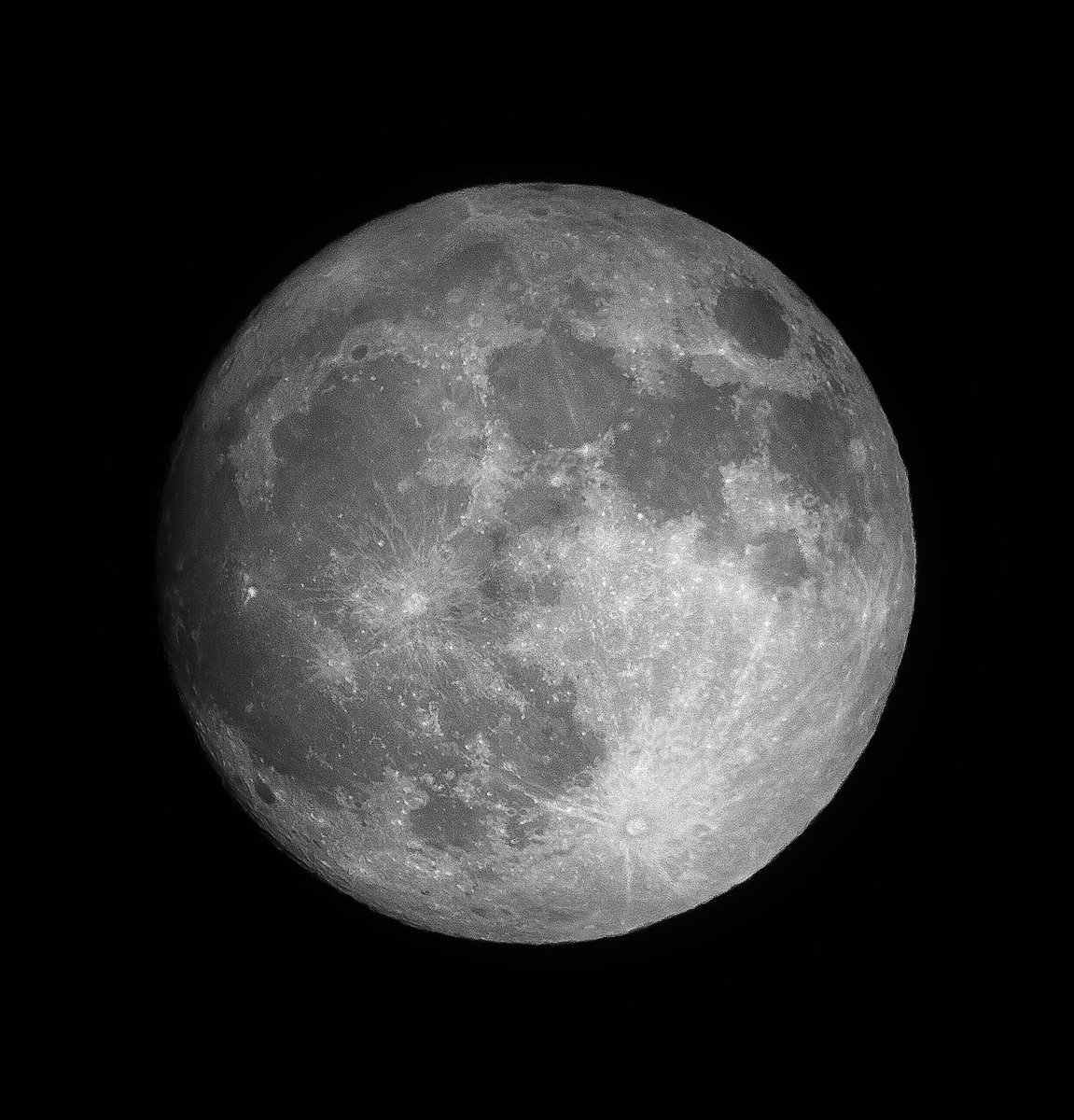 oceanweavee's tweet photo. forever in love with the moon https://t.co/Xqbd5VNwbN
