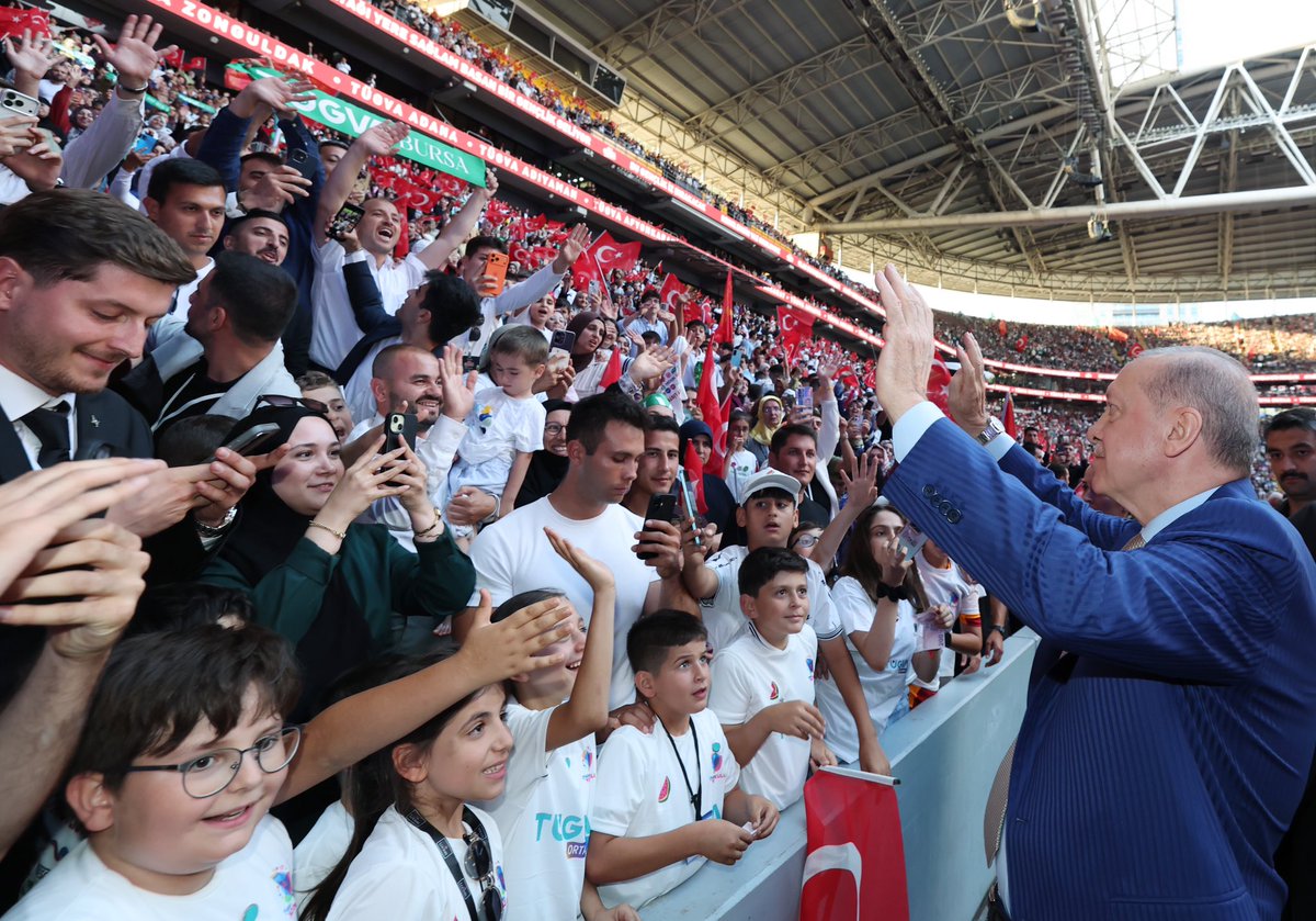 tcbestepe's tweet photo. “Ülkemizin yarınlarına yön tayin edecek gençlerimizin en iyi şekilde yetişmesi için tüm gücümüzle çalışıyoruz” https://t.co/aVz8udhumU https://t.co/heGnmBM6Bj