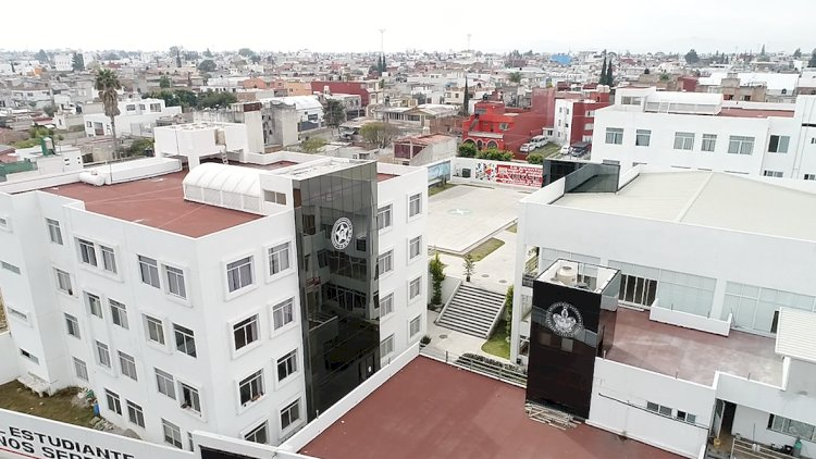 HomeroAE's tweet photo. Es importante que los jóvenes de México se eduquen y sean profesionistas de alto nivel, que sean competitivos a nivel internacional, que sean genios en matemáticas, en las ciencias exactas, en las ciencias naturales, en el arte y en el deporte. Pero es más importante aún que esa juventud se organice, se eduque políticamente y se ponga a luchar para cambiar la patria en la que vivimos, que tiene muchos males derivados de la pobreza y la miseria, que son producto del sistema económico capitalista que prioriza la explotación del pueblo trabajador todos los días. Urge, pues, que los jóvenes se unan a la lucha de los obreros y de los campesinos, para combatir en serio a la pobreza". 
Opinión de @SorayaCordovaM  https://t.co/vHbZpDk5Vh