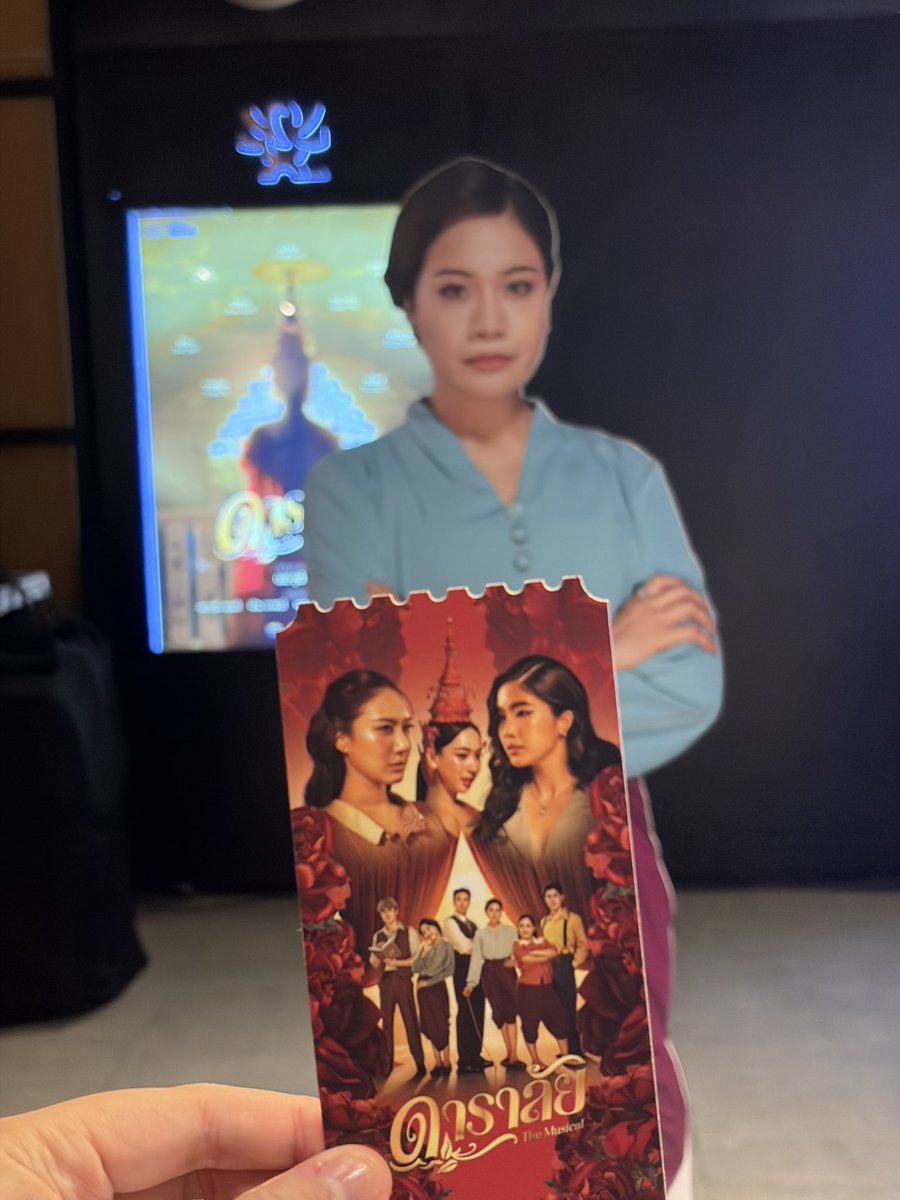 inkvbb's tweet photo. รีวิวรอบแรกที่ดู ก็มาเชียร์แม่ครูคนดีคนเดิม
พี่หว้าคือที่สุดตั้งแต่ open act เสียงชัดคมทุกคำทุกประโยค บนสเตจที่ของพี่จริง ให้! 

ชอบการดีไซน์ตัวละครแม่ครูของพี่หว้ามันแบบเออเป็นแม่ครูจริงๆ การนั่งเอยใด วิธีต่างๆ โคตรจะดีเลย 

รักพี่ @pijika_official 🌹🤍
#ดาราลัยเดอะมิวสิคัล https://t.co/U86dyamzYV
