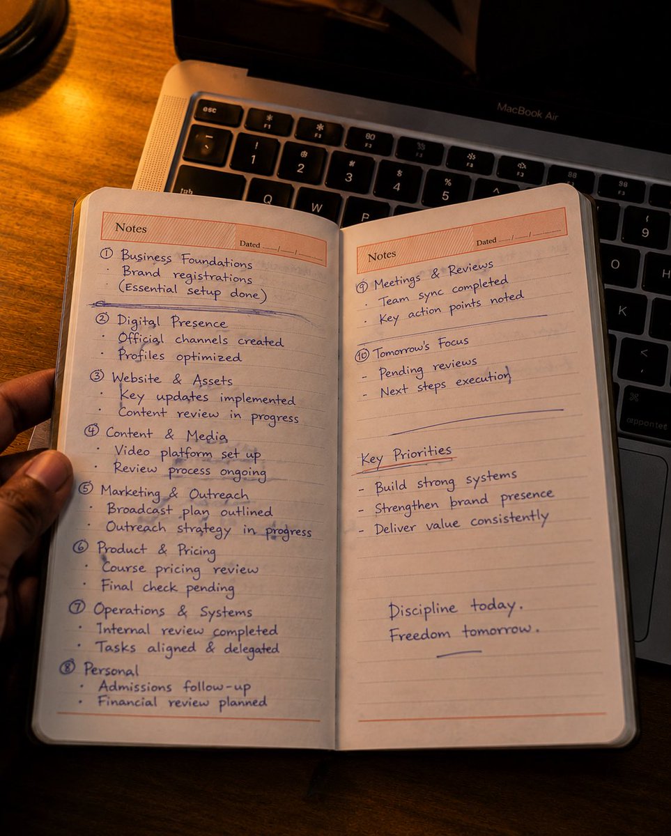 Avinavashouts's tweet photo. Some people carry stress.

I carry a notebook.

It holds ideas, priorities, decisions, and everything competing for my attention.

The goal isn’t to remember more.

It’s to think better.

One page at a time. https://t.co/V2pxXYfIJz