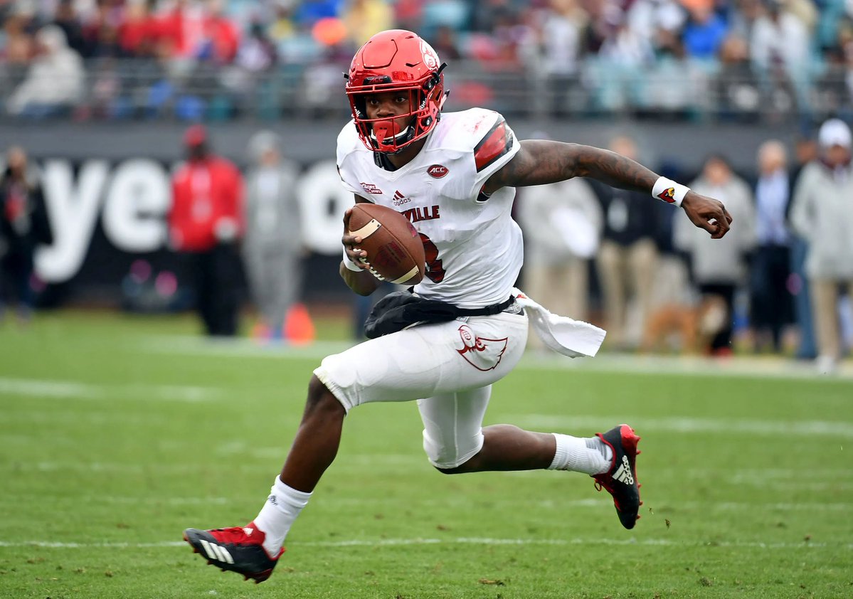 10YearsAgoCFB's tweet photo. Louisville's win total is set at 9. The Cardinals return sophomore quarterback Lamar Jackson, who split time as a freshman under Bobby Petrino.

Petrino's offense enters the year as a projected top-25 unit. https://t.co/ZU54LfntFG