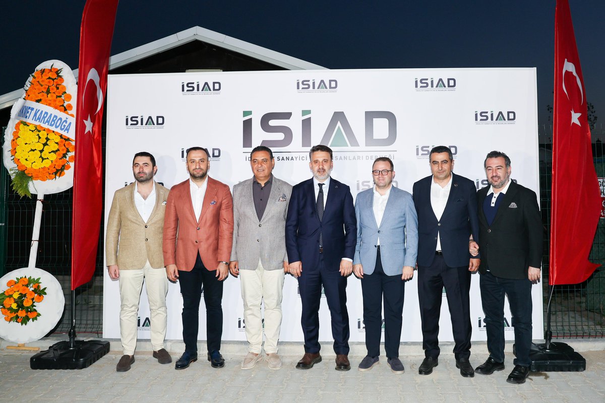 sahinbiba16's tweet photo. İdealist Sanayici ve İş İnsanları Derneği (İSİAD) tarafından düzenlenen programda iş insanlarımızla bir araya geldik.

İSİAD Yönetim Kurulu Başkanı Ferhat Daysalı ve Yönetim Kurulu Üyelerine başarılar diliyor; Bursamız için üreten, yatırım yapan ve değer oluşturan tüm iş insanlarımıza teşekkür ediyorum.