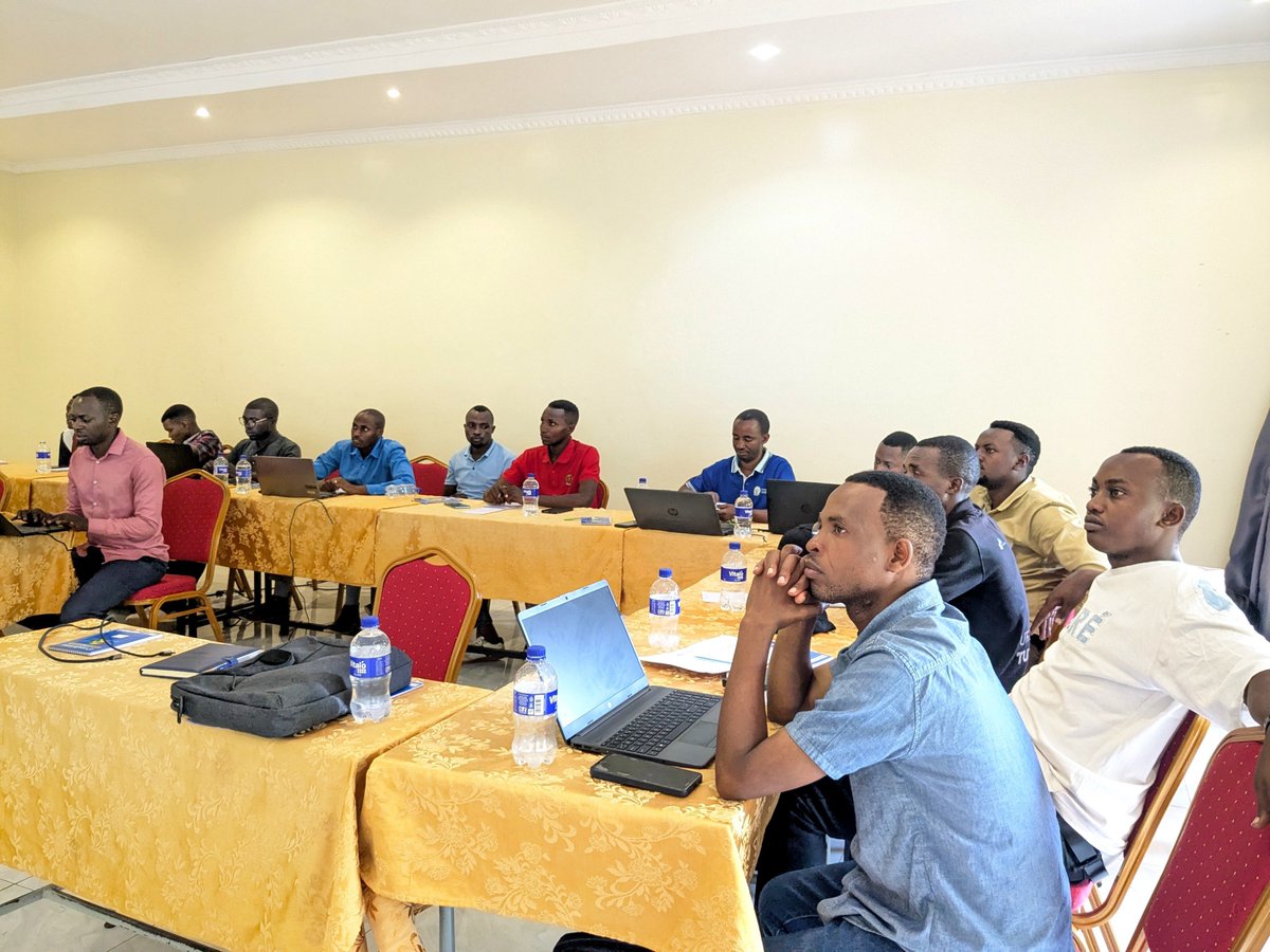 bugeserayouth's tweet photo. Uyu munsi, Komite ya @bugeserayouth n'abahagarariye Inama y'Igihugu y'Urubyiruko mu mirenge bahuriye muri Savanna Hotel barebera hamwe Raporo z'Imihigo n'ibikorwa byakozwe mu myaka 5 no kubikorera Filimi Mbarankuru ku bufatanye na @VSO_Rwanda. @RwandaYouthArts, @jnabdallah https://t.co/j2qxSFk4e6