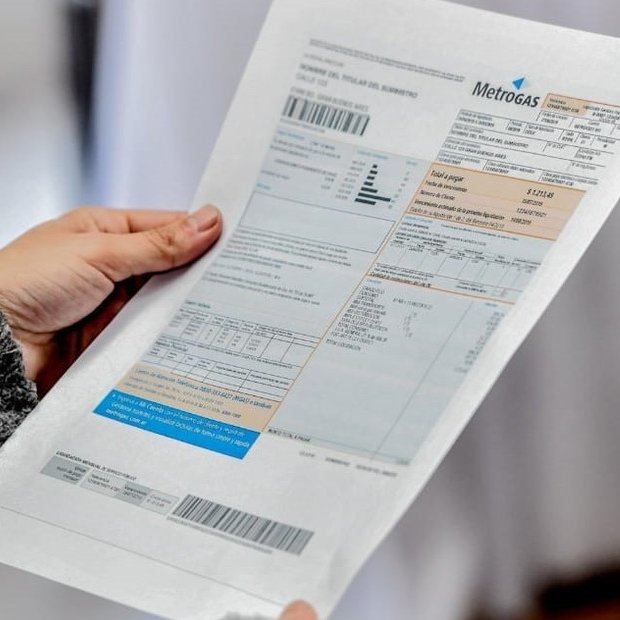 clarincom's tweet photo. EL GOBIERNO AUMENTÓ LAS TARIFAS DE LUZ Y GAS PARA AGOSTO

El gas aumentará en promedio un 2,99% a nivel nacional y la luz un 1,8% en el AMBA. Además, el Gobierno mantendrá por segundo mes consecutivo una bonificación extraordinaria para los beneficiarios del régimen de Subsidios Energéticos Focalizados. La bonificación será del 25% para el gas y del 16,59% para la luz.

También habrá aumentos del 3,9% en los colectivos del área metropolitana. En julio, el gasto en servicios públicos de un hogar promedio del AMBA subió 4,6% respecto del mes anterior y pasó a representar el 15% de un salario promedio registrado, según un informe de la UBA-Conicet.

(+) en Clarín: https://t.co/xGTiENe00e