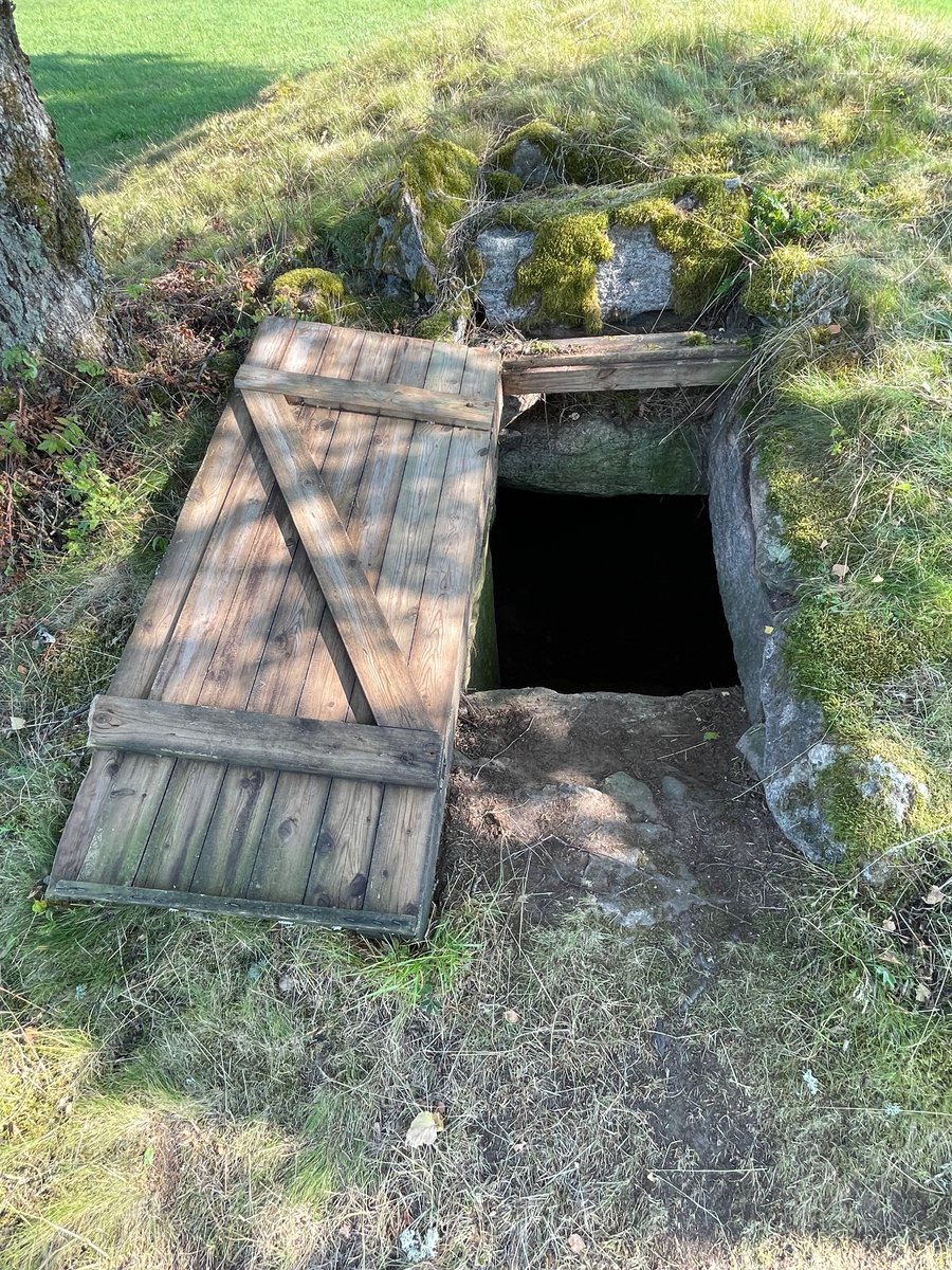 NiklasKrantz5's tweet photo. Lugnarohögen och Kiviksgraven i all ära, men även Västergötland har några intressanta fornminnen man lagligt kan besöka invändigt. Denna hällkista finns i Herrljunga kommun. https://t.co/nZU5Na83q8