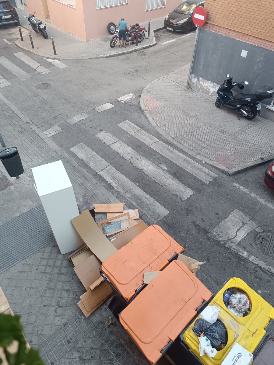 MpgMarisol's tweet photo. @policiademadrid  como se puede denunciar a los comerciantes de la calle laguna (Carabanchel) que vienen a este punto(c/halcón 17) a depositar sus cajas de fruta, cajas de pescadería de carrefour, restos de vidrios de bares cercanos, ?este lugar ya está siendo insufrible. https://t.co/AjueC0zrtL
