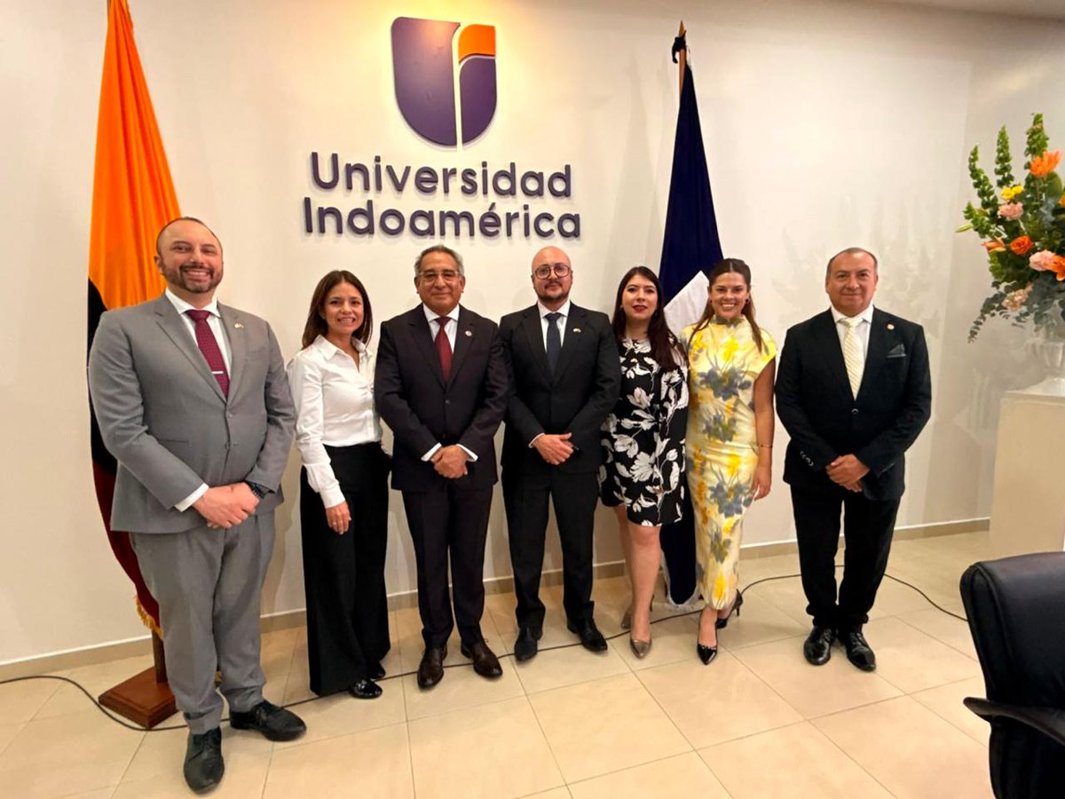 CCEcuCorea's tweet photo. 🤝 La Cámara de Comercio Ecuatoriano-Coreana y @Uni_Indoamerica suscribieron un Convenio Marco de Cooperación para impulsar la cooperación entre la academia y el sector empresarial. 🇪🇨🇰🇷
La firma se realizó en el marco del 41.º aniversario de la Universidad.
#CCEC #EcuadorCorea https://t.co/kKzReCLeUV