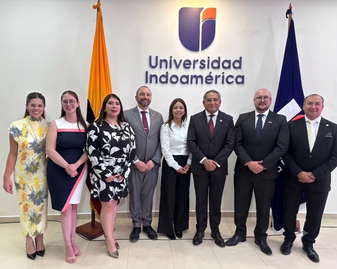CCEcuCorea's tweet photo. 🤝 La Cámara de Comercio Ecuatoriano-Coreana y @Uni_Indoamerica suscribieron un Convenio Marco de Cooperación para impulsar la cooperación entre la academia y el sector empresarial. 🇪🇨🇰🇷
La firma se realizó en el marco del 41.º aniversario de la Universidad.
#CCEC #EcuadorCorea https://t.co/kKzReCLeUV