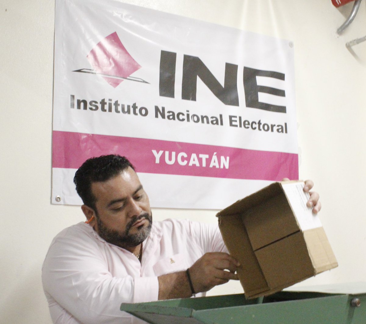INEYucatan's tweet photo. En el marco de la 3ra Sesión Ordinaria de la Comisión Local de Vigilancia del #RFE, se verificó y destruyó 26 mil 868 formatos de credencial no entregables y credenciales para votar devueltas por sus titulares o por terceros y retiradas de los #MAC en 2do trimestre de 2026 https://t.co/xgphJ0JZ74
