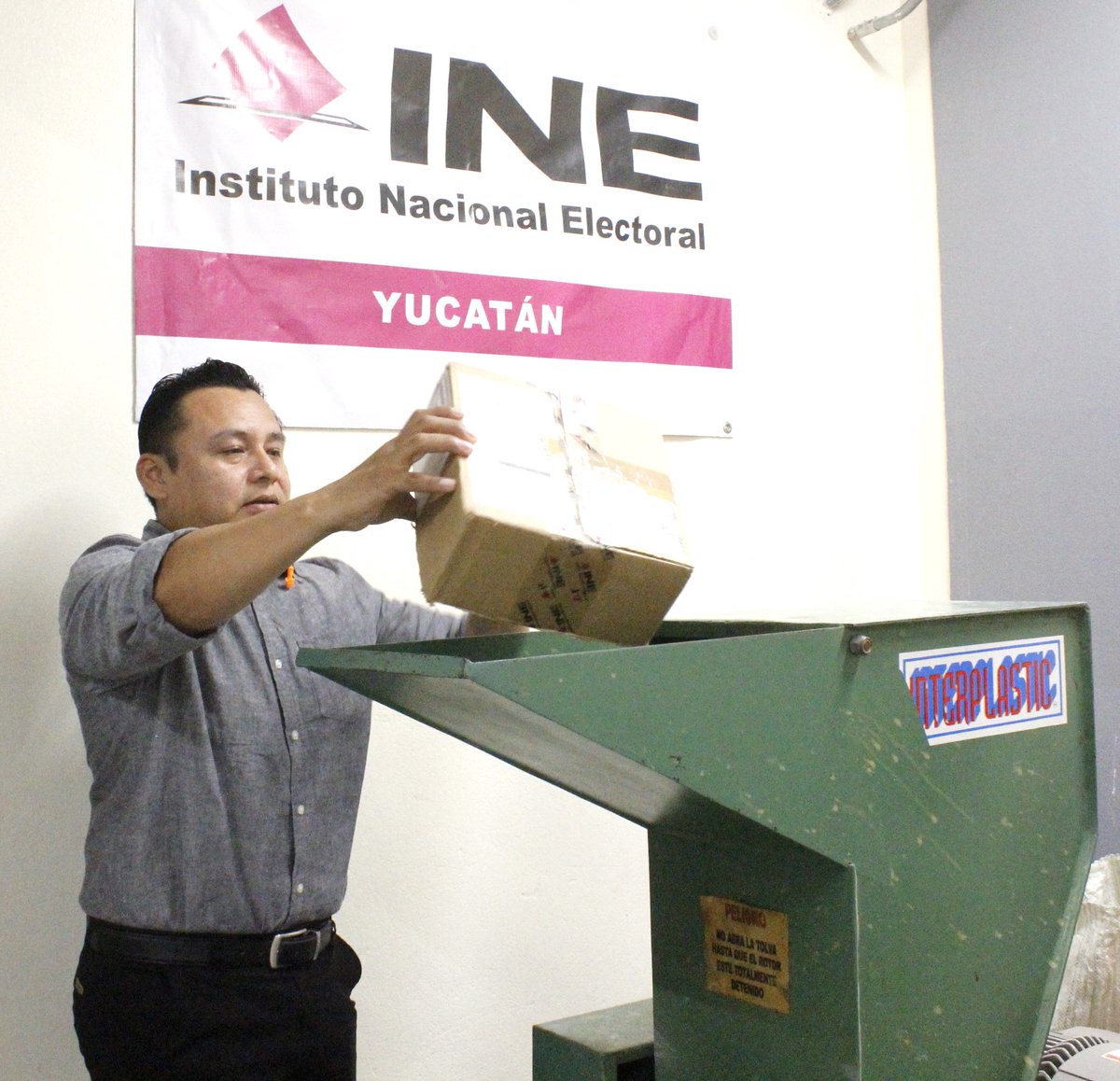 INEYucatan's tweet photo. En el marco de la 3ra Sesión Ordinaria de la Comisión Local de Vigilancia del #RFE, se verificó y destruyó 26 mil 868 formatos de credencial no entregables y credenciales para votar devueltas por sus titulares o por terceros y retiradas de los #MAC en 2do trimestre de 2026 https://t.co/xgphJ0JZ74
