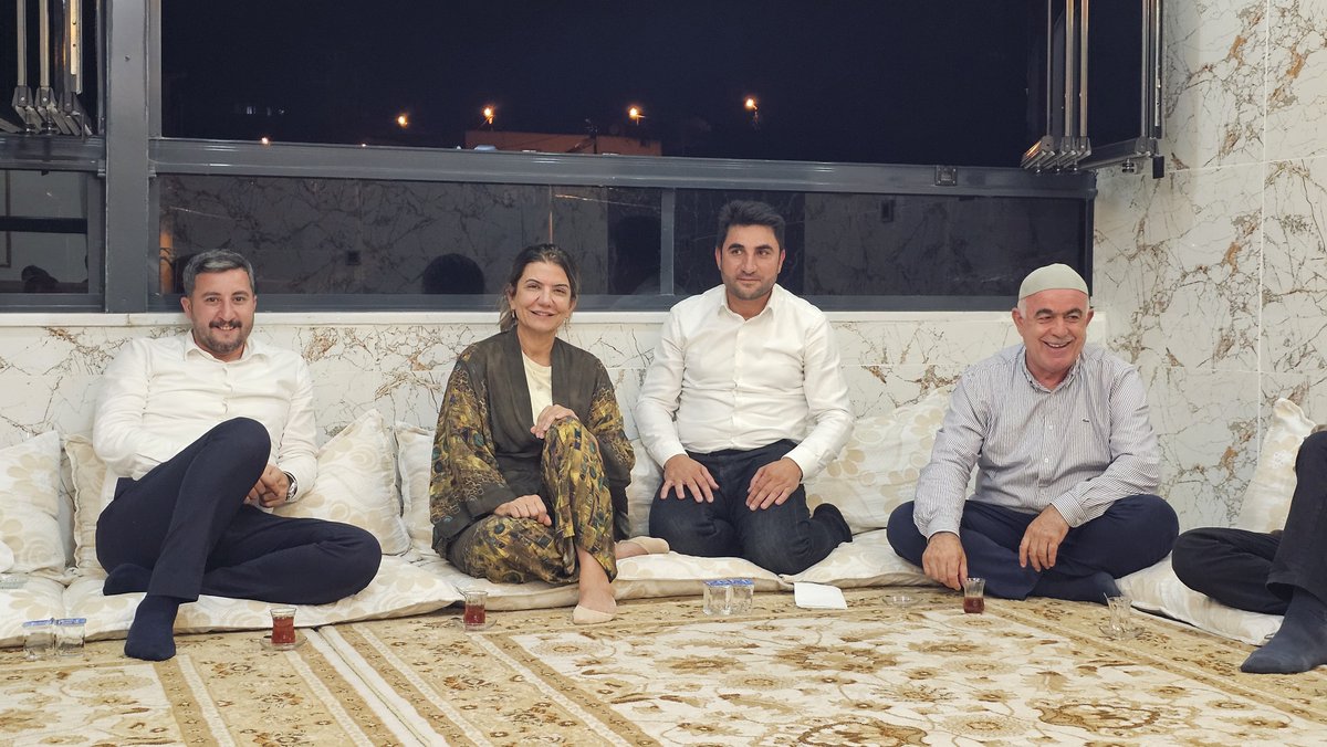 Kepoluasuna's tweet photo. 📍Silvan | Boyunlu Köyü (Boşatı)

İlçe Başkanımız Sayın Volkan Karadeniz, İlçe Kızılay Başkanımız Sayın Haci Metin Kılıçarslan ve teşkilat mensuplarımız ile birlikte;

Bu akşam Boyunlu (Boşatı) Köyü'nde kıymetli Kızılkan ailesinin misafiri olduk. Gönül sohbeti eşliğinde hemşehrilerimizle bir araya gelerek hasbihâl ettik.

Nazik ev sahiplikleri, samimi misafirperverlikleri ve içten muhabbetleri için Sayın Hacı Kızılkan'a ve kıymetli ailesine gönülden teşekkür ediyorum.

Rabbim birlik ve beraberliğimizi daim eylesin.

Kendilerinden Allah razı olsun.