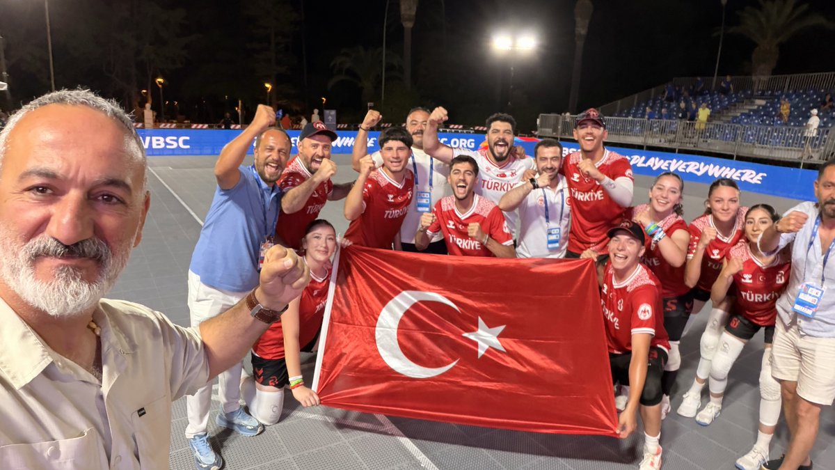 nahitsah's tweet photo. 🇹🇷⚾ AKDENİZ OYUNLARI’NDA FİNALDEYİZ! 🏆

Beyzbol5 Büyükler  Milli Takımımız, Akdeniz Oyunları’nda ortaya koyduğu üstün performansla finale yükselerek ülkemize büyük bir gurur yaşattı.

Final yolunda birbirinden güçlü rakipleri geride bırakan Milli Takımımızın sonuçları şu şekilde:

🇬🇷 Yunanistan ✅ 2-0 (Grup Aşaması)
🇸🇾 Suriye ✅ 2-0 (Grup Aşaması)
🇫🇷 Fransa ❌ 1-2 (Grup Aşaması)
🇮🇹 İtalya ✅ 2-0 (Çeyrek Final)
🇪🇸 İspanya ✅ 2-1 (Yarı Final)

Özellikle yarı finalde Avrupa’nın güçlü ekiplerinden İspanya’yı 2-1 mağlup eden Ay-Yıldızlı ekibimiz, adını Akdeniz Oyunları finaline yazdırmayı başardı.

Disiplini, mücadele gücü ve takım ruhuyla örnek bir performans sergileyen sporcularımızı ve teknik ekibimizi yürekten kutluyoruz.

🇹🇷 Şimdi hedef ALTIN MADALYA!

Haydi Türkiye! Finalde de aynı inanç ve mücadeleyle tarih yazmaya devam edeceğiz.

🇹🇷 Birlikte inanıyor, birlikte kazanıyoruz!
@OA_BAK @hamzayerlikaya @trtsporyildiz @GSBsporgm @Taranto2026