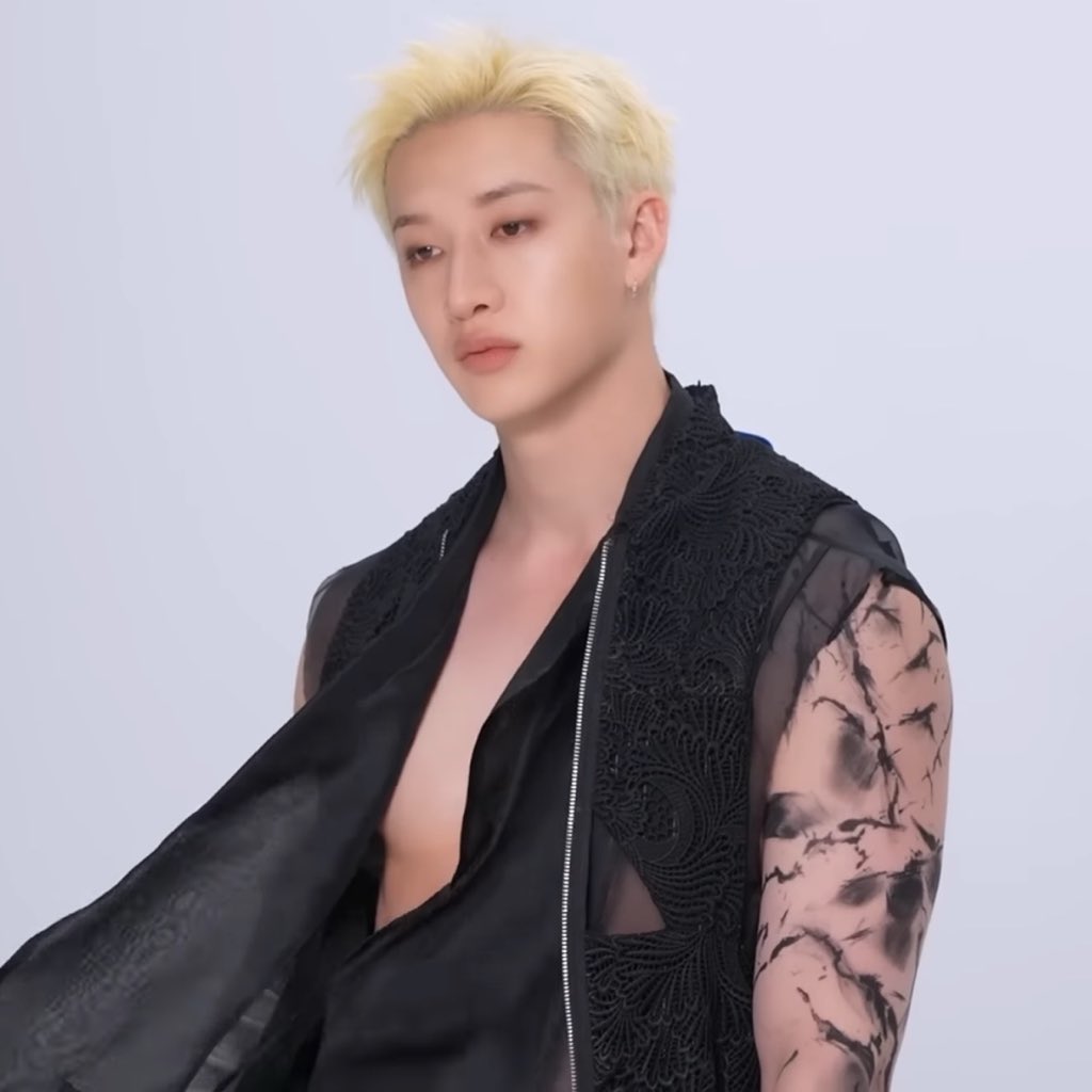 CHANBAHNGLOOKS's tweet photo. https://t.co/gx9Gh8MH4Q