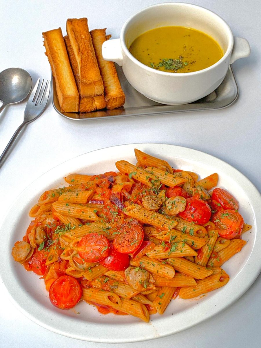 tiffany91cg7's tweet photo. Today’s cozy dinner = homemade tomato basil pasta + a side of garlic bread  Simple, flavorful, and hits the spot perfectly after a long work day. Who’s got a go-to weeknight meal， https://t.co/hd5rOkuGfk