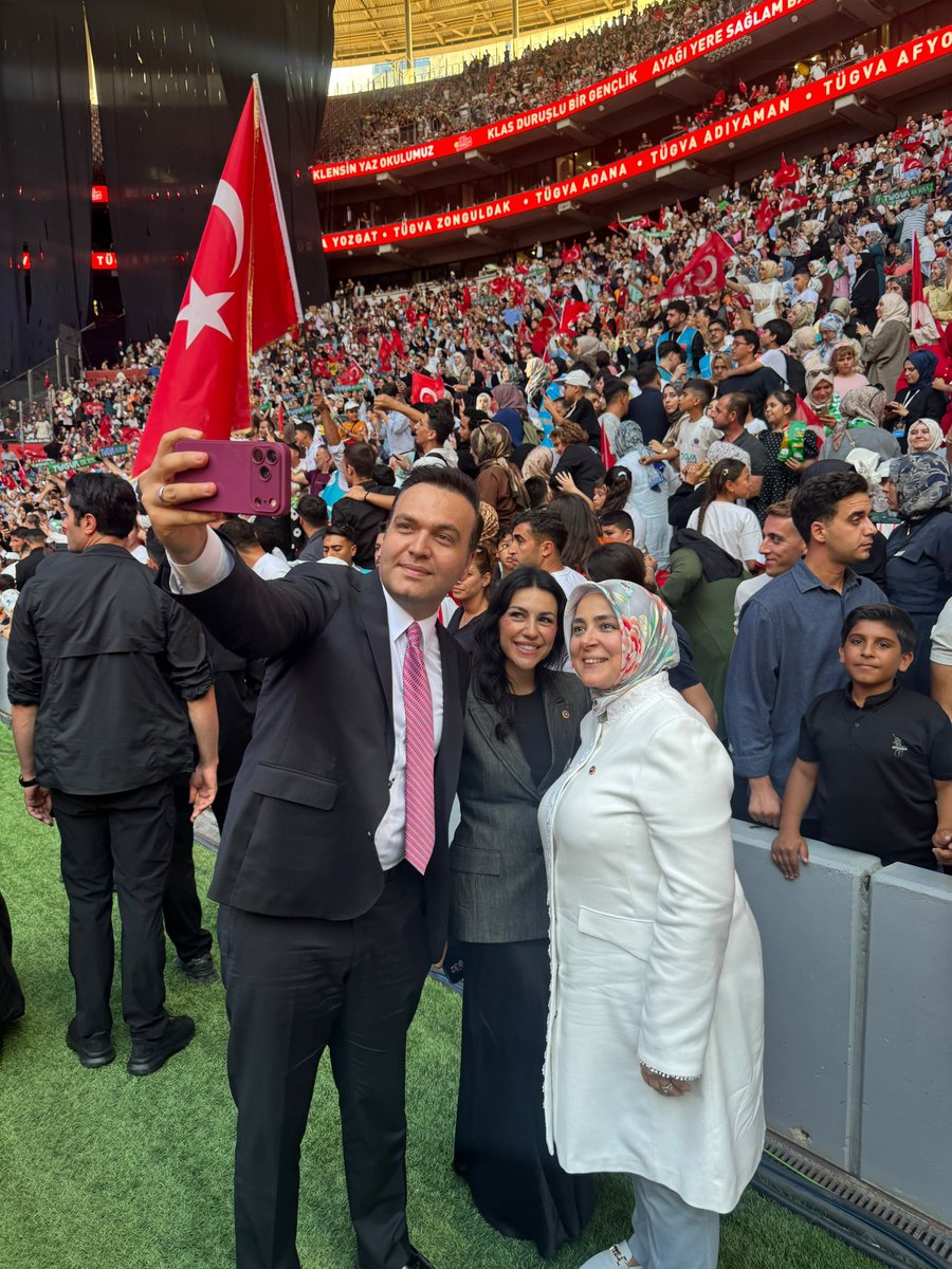 avyusufibis's tweet photo. 📍 Rams Park'dayız🙋🏻‍♂️

Cumhurbaşkanımız Sayın @RTErdogan’ın katılımlarıyla gerçekleşen Renklensin Yaz Okulumuz temasıyla düzenlenen, Türkiye Gençlik Vakfı Yaz Okulları Finali’ne katıldık. 

Binlerce öğrencinin, gönüllünün emeğiyle hayata geçen Yaz Okulları, coşkulu bir finalle taçlandı.

Gençliğin azmi, inancı ve birikimiyle dolu bu anlamlı günde emeği geçen herkese teşekkür ediyoruz.

2026 TÜGVA Yaz Okulları Finali hayırlı olsun.                  

@ibrahim_besinci
#renklensinyazokulumuz