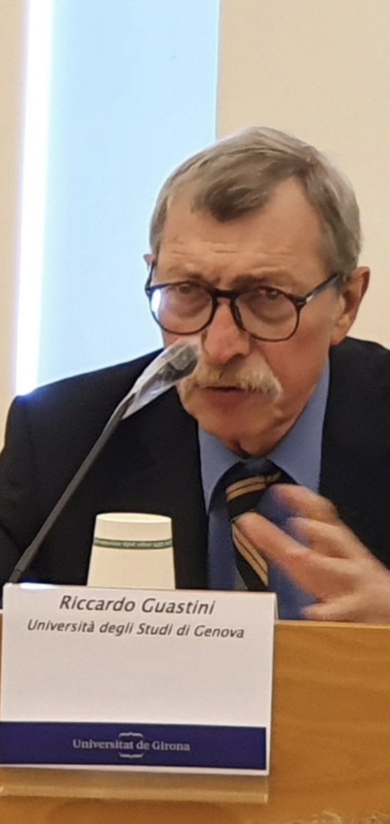 23Rapp's tweet photo. Estudios sobre la interpretación jurídica: de Guastini a Atienza

La expresión se refiere principalmente a la obra de Riccardo Guastini "Estudios sobre la interpretación jurídica" (traducción de Marina Gascón y Miguel Carbonell; UNAM/Porrúa, varias ediciones a partir de 1999/2001) y a su diálogo teórico con las propuestas de Manuel Atienza.
 Guastini desarrolla una teoría analítica y realista de la interpretación, mientras Atienza plantea un enfoque más argumentativo y constructivo. Hay un artículo clave que conecta ambos: “La interpretación jurídica en la obra de Riccardo Guastini”, de María Concepción Gimeno Presa (Anuario de Filosofía del Derecho, 2000), que toma como punto de partida las preguntas de Atienza para analizar a Guastini.

La propuesta de Riccardo Guastini

Guastini distingue con rigor:

- Teoría vs. doctrina de la interpretación:  
  - La teoría es descriptiva y científica: analiza cómo los intérpretes actúan de hecho y estudia los discursos interpretativos (enunciados del tipo “la disposición D significa la norma N”).  
  - La doctrina es valorativa/prescriptiva: recomienda cómo se *debe* interpretar (estilo dogmático o ideológico).

- Sentidos de “interpretación”:
  - Amplio: cualquier atribución de significado a un texto normativo.
  - Estricto: atribución de significado cuando hay duda o controversia.
  - También diferencia interpretación en abstracto / en concreto, cognitiva / decisoria, e interpretación propiamente dicha vs. construcción jurídica (creación de normas implícitas para colmar lagunas).

- Tesis realista/escéptica moderada: el intérprete no “descubre��� un significado único preexistente; en muchos casos decide o redefine el significado. 
La creación pura de significados ya no es interpretación, sino legislación. Critica el formalismo y subraya el carácter decisionista y valorativo de la actividad interpretativa, especialmente en el ámbito constitucional.

Su libro 'Estudios sobre la interpretación jurídica' y obras posteriores como Interpretar y argumentar (2011/2014) sistematizan estas distinciones y analizan técnicas interpretativas, el papel de los tribunales constitucionales y la relación entre interpretación y creación del derecho.

La propuesta de Manuel Atienza
Atienza formula un elenco de problemas que toda teoría de la interpretación debería abordar (de menor a mayor densidad):

1. ¿Qué es un enunciado interpretativo?
2. ¿Cuándo y quiénes interpretan?
3. ¿Cómo procede (o debe proceder) el intérprete? (técnicas/métodos)
4. ¿En qué se fundamentan esos métodos? (qué es, por qué y para qué interpretar)
5. ¿Hasta dónde llega la interpretación? (límites; interpretación vs. creación; ¿se puede identificar el Derecho sin interpretarlo?)
6. ¿De qué criterios disponemos para juzgar la corrección de una interpretación? ¿Qué es una buena interpretación?

Clasifica las teorías en formalistas vs. realistas/escépticas y objetivas vs. subjetivas. Critica tanto el formalismo (interpretación como mero descubrimiento) como el escepticismo radical (todo es decisión arbitraria). Propone una posición intermedia constructiva (influida por Dworkin): interpretar es presentar la práctica jurídica en su mejor luz posible, integrando el texto (autoridad) con valores y principios (especialmente constitucionales). 
La interpretación es una actividad dianoética de razonamiento justificativo que surge ante dudas (ambigüedad, vaguedad, lagunas, antinomias).

Atienza enfatiza la dimensión argumentativa y la conexión con el Estado de Derecho. En sus textos sobre interpretación constitucional y argumentación jurídica analiza críticamente a Guastini como ejemplo de teoría analítica, destacando su rigor conceptual pero también su acento decisionista.

El puente entre ambos (análisis de Gimeno Presa y otros)
Gimeno Presa toma las preguntas de Atienza, las reclasifica según la distinción teoría/doctrina de Guastini y examina hasta qué punto Guastini responde a ellas. Conclusiones principales: