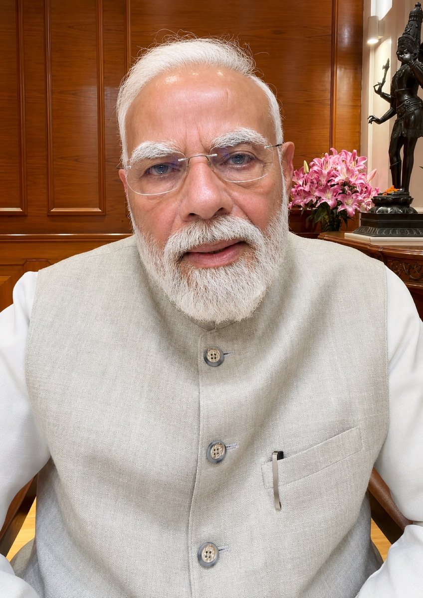 TheAnilkumarG94's tweet photo. मोदीजी, आज पुन्हा रात्री ११ वाजता तुम्ही इंस्टाग्रामवर ऑनलाईन आलात. जन्तर-मंतरवरील काही विद्यार्थ्यांनी तुमच्या बद्दल वापरलेल्या अपमानास्पद भाषेमुळे तुम्ही नाराज झालात आणि देशातील तरुण-तरुणी अशी भाषा कशी वापरू शकतात, याचा तुम्हाला सांस्कृतिक धक्का बसल्याचे सांगितले. माझ्या स्व.आईला बद्दल अपमानास्पद भाषा वापरली म्हणून जूनच व्हिक्टिम ￼कार्ड काडून भावनिक झालात, नशीब देशाच या वेळी तूम्ही रडण्याची अकटिंग केली नाही.
अशी अपमानास्पद भाषा योग्य नाही, याबाबत आम्हीही सहमत आहोत.

पण एक प्रश्न विचारावासा वाटतो त्या विद्यार्थ्यांना इतका संताप का आला? त्यांना अशा टोकाच्या प्रतिक्रिया द्याव्या लागल्या, यामागची कारणे समजून घेण्याचा प्रयत्न का? झाला नाही.

याच भाजपा नेत्यांन कडून देशाच्या पहिल्या पंतप्रधानांबद्दल संसदेत ऐयाश/वैश्या सारखे शब्द अपमानास्पद शब्द वापरणे ही सुसंस्कृत परंपरा म्हणता येईल का? उद्या अशीच वागणूक इतर कोणत्याही माजी पंतप्रधानांनाही मिळू शकते. त्यावेळी संस्कृती आणि सभ्यतेचे निकष कुठे जातात?

जर तुम्ही एका १८ वर्षांच्या विद्यार्थ्याकडून सुसंस्कृत वागणुकीची अपेक्षा करत असाल, तर लोकप्रतिनिधींकडून, विशेषतः संसदेत बसलेल्या तुमच्या पक्षातील स्वतः तूम्ही आणि तुमच्या ज्येष्ठ खासदारांकडून त्याहून मोठी अपेक्षा असायला नको का? अधिक जबाबदारी नेमकी कोणाची एका सामान्य १८ वर्षाच्या विद्यार्थ्याची की संविधानाची शपथ घेतलेल्या खासदाराची? हें ठरवण अगोदर गरजेचे आहे. 

जेव्हा मोदीजी तूम्ही भर स्टेज वरून शाहिद मा.प्रधानमंत्री पत्नी बद्दल ५० करोड कि विदेशी गर्लफ्रेंड म्हणून उल्लेख केला. सत्ताधारी खासदार संसदेतच रोज अपमानास्पद भाषा वापरतात, तेव्हा त्यांच्यावर काय कारवाई होते? संस्कृतीचे निकष सर्वांसाठी समान असायला नकोत का? हा दुटप्पीपणा का?

देशाचे गृहमंत्री संसदेत “साल्ले” म्हणून शिवी देतात, तेव्हा संस्कारांचा मुद्दा पुढे का येत नाही?

हात जोडून एवढीच विनंती आहे विद्यार्थ्यांशी संघर्ष करण्याऐवजी त्यांच्या वेदना समजून घ्या. त्यांच्यावर अन्याय झाला आहे, तर तो दूर करण्याचा प्रयत्न करा. फतेहपूरमध्ये तर तूम्ही सगळ्या हद पार केल्या पाणी आणि पंख्याची मागणी करणाऱ्या शाळकरी मुलांच्या घरी पोलीस जाऊन धमक्या देतात, अशा घटना चिंताजनक नाहीत का? 

तुम्ही आलिंगन, संवाद आणि क्षमेबद्दल बोलता; पण प्रत्यक्षात विद्यार्थ्यांशी संवादाऐवजी दडपशाही, लाटीचार्ज, AK47 दिसते. ज्या प्रश्नांवर ठामपणे उभे राहणे आवश्यक होते, तिथे शांतता दिसली.

बाकी लई नाकाने संस्कारचे कांदे सोलू नका अगोदर स्वतःचे जुने भाषण काडून बघा किती संस्कारी आहेतं.

काही गोष्टींकडे दुर्लक्ष करावेच लागते, जसे की अमेरिकेतील तो आंतरराष्ट्रीय अन्याय, पण ही मुले अजूनही आपलीच आहेत. युवकांच्या प्रश्नांवरील चर्चेच्या वेळी संसदेत न येणे आणि रोज मध्यरात्री रील्स बनवणे, यातून असा संदेश जातो की मानसिक गोंधळ लक्षणीयरीत्या वाढला आहे. आणि हुकूमशाहा मात्र बुडापासून हलला आहे.

हे प्रकरण रील्स न बनवता हाताळले पाहिजे होते.

©️अनिलकुमार गित्ते