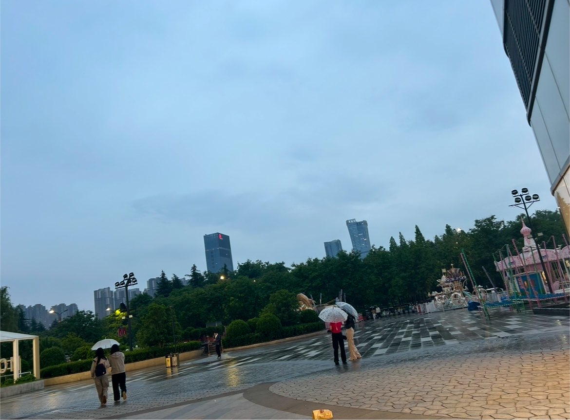 iiiyou3ynr's tweet photo. 一下雨我就感觉自己很忧郁 https://t.co/1lZCS5lCfC