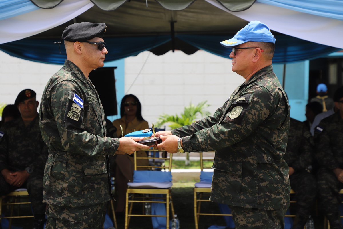 FFAAHN's tweet photo. #Aniversario || En el marco del XX aniversario de la Unidad de Operaciones de Mantenimiento de Paz #UOMP, las #FFAA llevaron a cabo una solemne ceremonia conmemorativa en honor a dos décadas de servicio, profesionalismo y compromiso en misiones internacionales de mantenimiento de la paz.
Como parte de la actividad, se realizó la clausura del Curso Modular de Mantenimiento de Paz No. 26-2026, así como la entrega de diplomas e insignias a los graduandos y reconocimientos a los alumnos más destacados del curso. De igual manera, se entregaron presentes a las autoridades e invitados especiales que acompañaron la celebración.
La ceremonia fue presidida por el Director de la Dirección de Información Estratégica (C-2), Coronel de Infantería DEM Alejandro José Martínez Velásquez, en representación del señor Jefe del Estado Mayor Conjunto. También contó con la presencia de señores comandantes, oficiales superiores, el Comandante de la Unidad de Operaciones de Mantenimiento de Paz, Coronel de Infantería DEM Ian Abdel Molina Fiallos, suboficiales, personal militar e invitados especiales.
Durante estos 20 años, la UOMP ha representado con orgullo a Honduras en operaciones de mantenimiento de la paz de las Naciones Unidas, fortaleciendo la cooperación internacional y proyectando los valores de disciplina, solidaridad, profesionalismo y vocación de servicio que distinguen a las #FFAA.
#SomosFuerzasArmadasHN