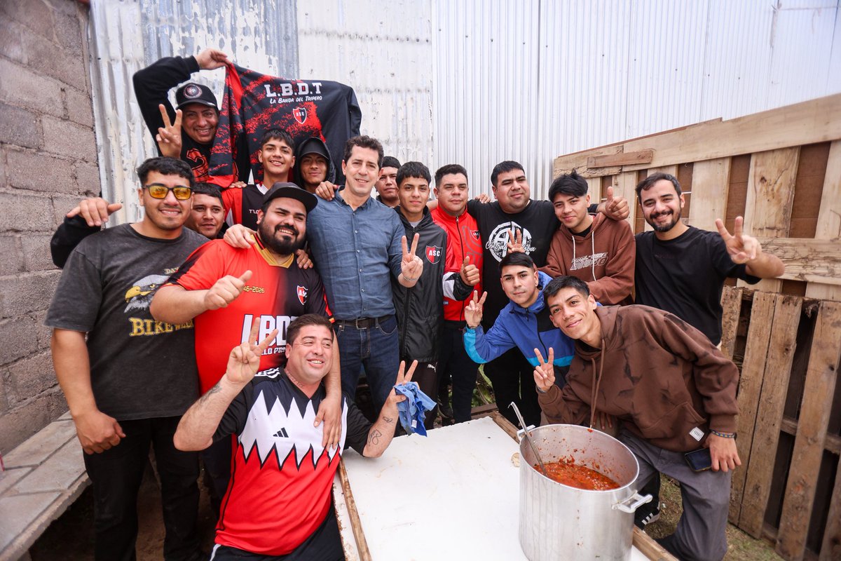 wadodecorrido's tweet photo. Compartimos un locro junto a los vecinos y vecinas de La Rioja y Máximo Kirchner en FUNDAVA, un espacio comunitario y militante de @bebasoria. 

Siempre es bueno encontrarnos entre compañeros, compañeras para compartir, conversar y seguir construyendo desde la solidaridad y la organización.

Lucharemos, lucharemos y lucharemos hasta que Cristina esté en libertad y el pueblo argentino tenga más días felices que tristes.

PD. Tremendo locro!! Felicitaciones por sostener el espacio en tiempos difíciles para que cientos de vecinos puedan compartir. 🇦🇷