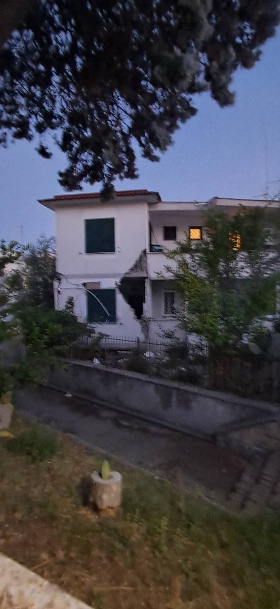 mondoterremoti's tweet photo. 🟠 #CampiFlegrei: purtroppo iniziano ad arrivare anche immagini di edifici chiaramente inagibili. Per fortuna al momento si contano soltanto 4 feriti NON gravi.

C'è stato anche un lungo blackout dovuto al crollo di un traliccio dell'alta tensione dell'area di Agnano. https://t.co/lxSUuazKJx