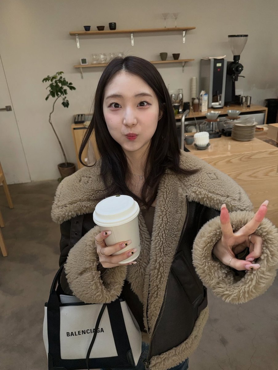 fromsanrio's tweet photo. Me compré un cafecito para celebrar la #ℭakeflav𖦹red·𝚆in 🍰 'cause why not, no pude estar entre el público pero al menos lo ví en vivo y eso es algo. Qué importa que haya sido tras la pantalla, al menos la ví recibir el #𝑎ngə𝑙𝟚nd𝕥rophy 🏆🪽, el encore es mi parte favorita. https://t.co/G0DmTiWSNj