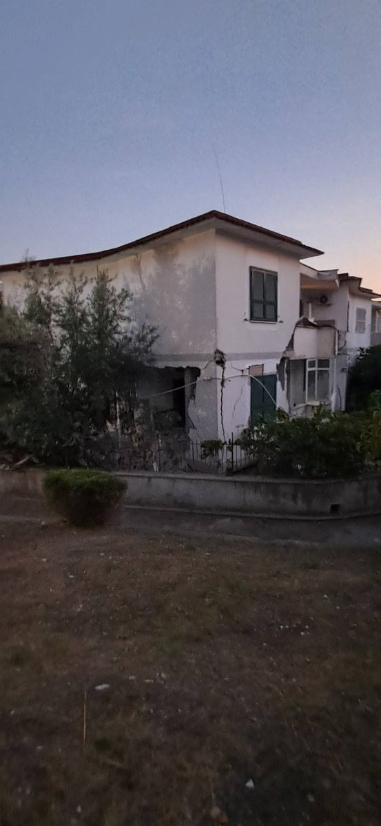 mondoterremoti's tweet photo. 🟠 #CampiFlegrei: purtroppo iniziano ad arrivare anche immagini di edifici chiaramente inagibili. Per fortuna al momento si contano soltanto 4 feriti NON gravi.

C'è stato anche un lungo blackout dovuto al crollo di un traliccio dell'alta tensione dell'area di Agnano. https://t.co/lxSUuazKJx