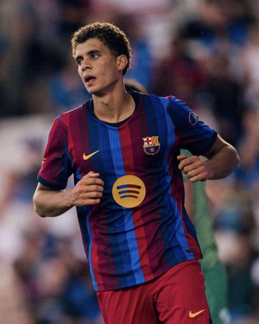 BarcaEye's tweet photo. نهاية الشوط الاول : 
بيرمينغهام 1 - 1 برشلونة 

شوط اول جيد نسبياً نظرا للاسماء الموجودة فالملعب ، مباراة قوية على الصعيد البدني عكس الكثير من المباريات الودية التي خاضها الفريق في الماضي . 

استحواذ كالعادة وخروج من الضغط بشكل جيد ولكن الفريق يفتقد الى السرعة في الثلث الاخير و الحل الابداعي ، الضغط العالي ايضا يُطبق بشكل ملحوظ ومع التراجع البدني للفريق الإنجليزي قدرنا نكسب ركلة جزاء عن طريق لاعبنا المصري الشاب حمزة عبدالكريم وسجل منها 💙❤️..

نتمنى نشوف شوط ثاني افضل 🔴🔵