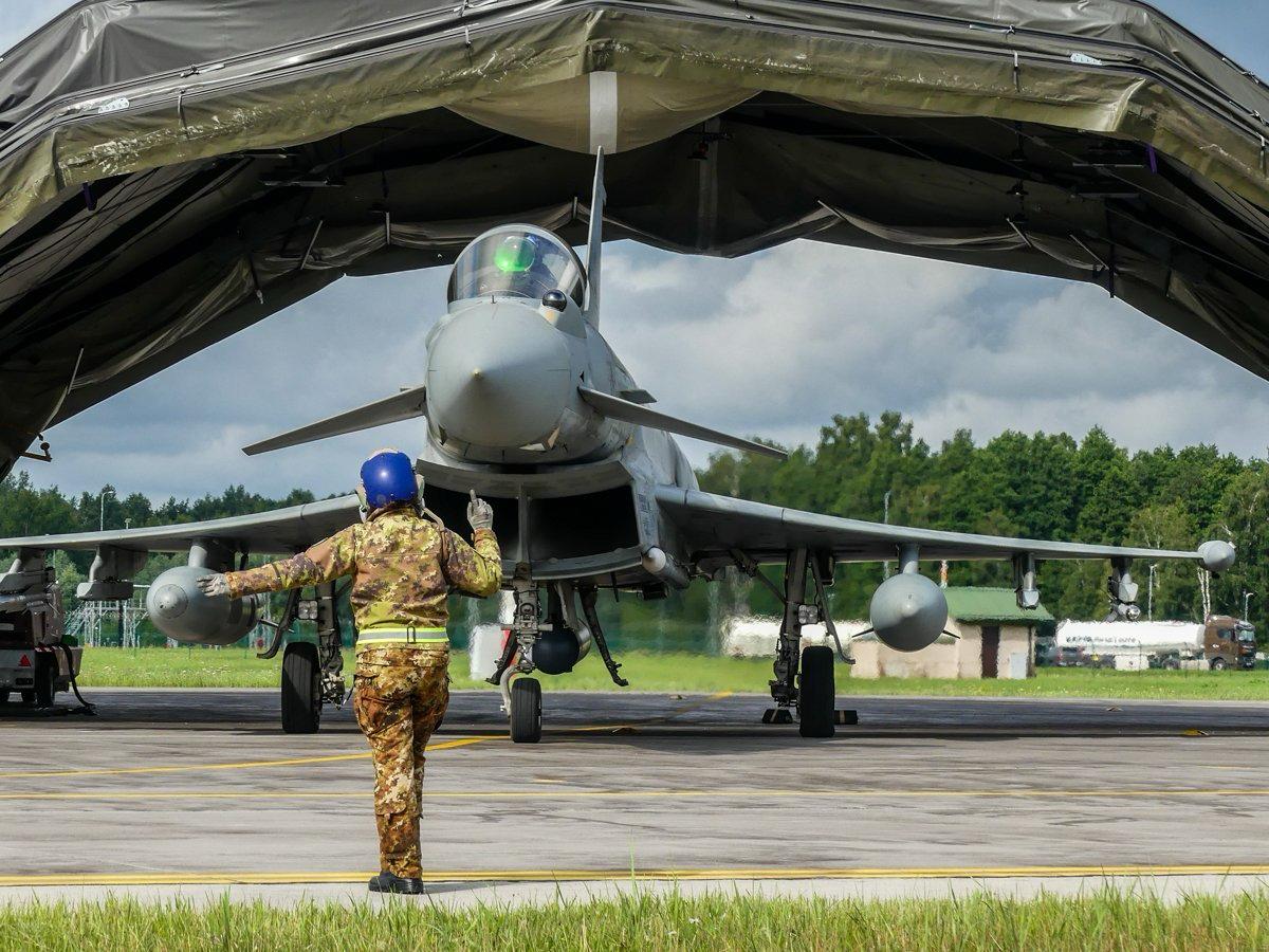MinisteroDifesa's tweet photo. 🇮🇹 L’Italia assume la guida della difesa aerea NATO dei Paesi baltici.

✈️Dalla base di Šiauliai, in Lituania, la Task Force Air “Baltic Thunder III” dell’#AeronauticaMilitare subentra ai colleghi francesi e romeni nella missione #NATO di Baltic Air Policing.

Nei prossimi mesi, personale e velivoli italiani garantiranno la sorveglianza dello spazio aereo di Estonia, Lettonia e Lituania, contribuendo alla protezione del fianco est dell’Alleanza Atlantica.

A #Difesa dei cieli alleati.