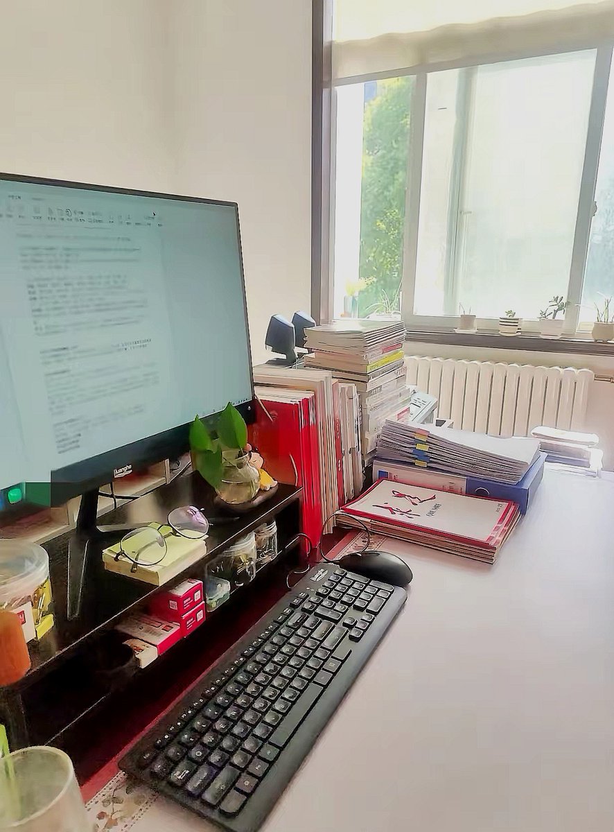 ilkay_62's tweet photo. Late night in the office, one more report to wrap up before clocking out. https://t.co/qvNDGZ8GxO
