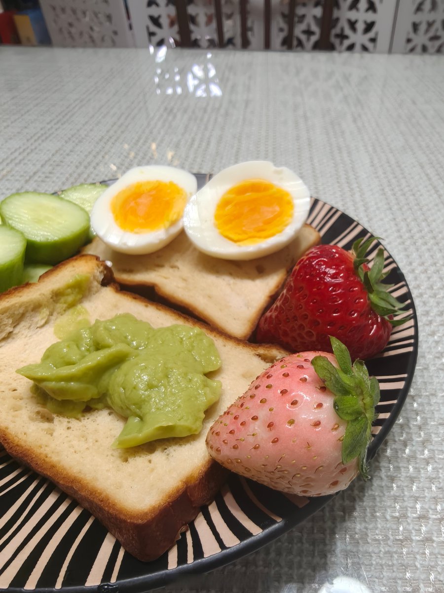 TEDDYLEE26's tweet photo. Just had the most perfect creamy avocado toast with a sprinkle of chili flakes—sunrise tastes way better this way! https://t.co/3WlFjMvW2W