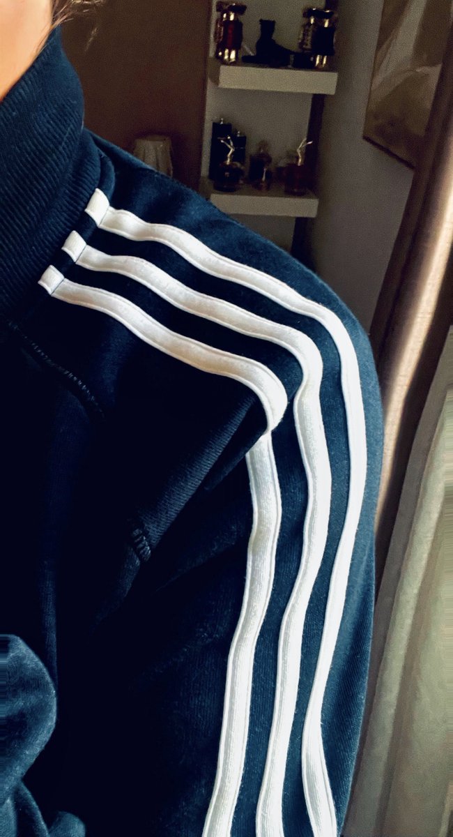 KaT4kRoLe's tweet photo. 👀 New BamBam’s IG post ✨
« Original, Always. »

✨ 🙏🏼 Yesss ! 🎉🫰🏼
It’s so great to see you representing Adidas because it’s a brand I’ve always liked ! 💁🏼‍♀️👏🏼😻
It’s a very good quality, time goes by, yet the material stays in perfect condition✌🏼With a jean casual 🧢👖👟or a complete sportswear outfit 🏃🏼‍♀️it’s always looks pretty and clean 🤩🫶🏼 
The three white stripes often called  « Performance logo» or « Montain  logo » represent you and your ascent to climb the peaks…🔝🏔️♣️
I was waiting to go home… 🏠
It makes me feel like we’re dressed in the same way… 🤏🏼✨🙆🏼‍♀️🤭😹
Beauty✨, you’re amazing like usual, congratulations, it’s top !✌🏼🙌🏼 ✨🖤🤍

@BamBam1A #BamBam
 #AdidasxBamBam