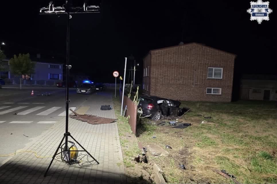 damian_zurawski's tweet photo. Przepraszam, że w piątkowy wieczór poruszam tak ciężki temat, ale jest dla mnie bardzo ważny. Myślę, że zrozumiecie, dlaczego, gdy przeczytacie do końca.

Dziś w Kuźnicy Starej wydarzyła się tragedia. Zginął 9-letni chłopiec, który jechał na rowerze. Został śmiertelnie potrącony przez 38-letniego kierowcę BMW.

Według prokuratury mężczyzna prowadził pod wpływem narkotyków, mimo że miał 5-letni sądowy zakaz prowadzenia pojazdów. W jego samochodzie policjanci znaleźli również 29 gramów narkotyków. Sąd zdecydował o jego tymczasowym aresztowaniu.

Wiecie, co najbardziej mnie porusza? To, że dla niektórych sądowy zakaz prowadzenia pojazdów nie znaczy kompletnie nic. Dostają zakaz, a mimo to ponownie wsiadają za kierownicę. Jakby byli ponad prawem. Jakby nic ich nie obowiązywało.

Tylko w ubiegłym roku policja zatrzymała około 7 tysięcy osób, powtórzę aż 7 tys potecjonalnych morderców którzy  prowadzili samochód mimo obowiązującego sądowego zakazu. To są tysiące ludzi, którzy świadomie zlekceważyli wyrok sądu i narazili innych na śmierć.

Ile jeszcze osoby w tym dzieci musi zginąć, żebyśmy uznali, że obecny system nie działa? Ile jeszcze rodzin musi usłyszeć telefon, który w jednej chwili zburzy całe ich życie?

Moim zdaniem za świadome złamanie sądowego zakazu prowadzenia pojazdów kary powinny być zdecydowanie surowsze. Kto mimo zakazu wsiada za kierownicę, pokazuje, że nie szanuje ani prawa, ani ludzkiego życia. A później giną niewinni ludzie. Żadna kara nie zwróci rodzicom dziecka, które już nigdy nie wróci do domu.

Dziś zapłacił za to życiem 9-letni chłopiec, który po prostu jechał na rowerze. I właśnie dlatego nie możemy przejść obok tej tragedii obojętnie.

Panie Ministrze Sprawiedliwości Waldemar Żurek
proszę o zaostrzenie kar dla osób, które świadomie łamią sądowy zakaz prowadzenia pojazdów. Ile jeszcze niewinnych osób musi zginąć, zanim prawo zacznie naprawdę chronić ludzi?