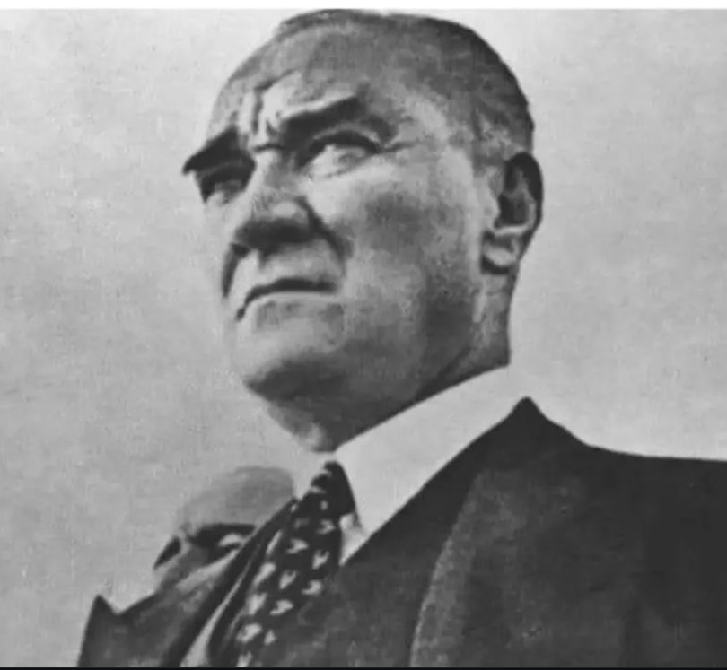 Srwasia's tweet photo. Ay geceyi aydınlatır, Atatürk yolumuzu. https://t.co/Aw3ZUqO2cI