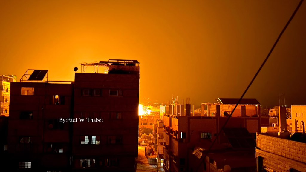 Hakeam's tweet photo. غزة هذه الليلة .. 

قصفٌ لا يتوقف، ودمار يمتد في كل اتجاه.

غارات عنيفة تستهدف المنازل والأحياء السكنية في مناطق متفرقة من قطاع غزة، فيما تتواصل عمليات القصف وسط أصوات الانفجارات التي لا تهدأ.

ليلة جديدة تُضاف إلى سجل الحرب .. وليل غزة ما زال مثقلًا بالنار والركام. https://t.co/074SaLpYKK