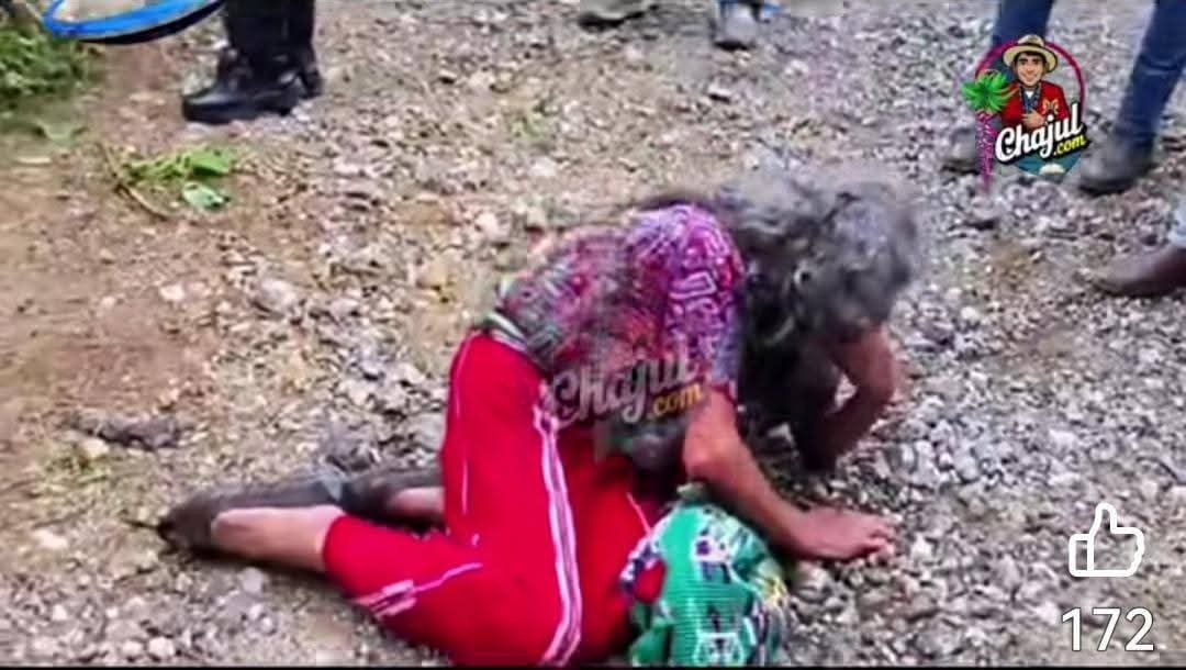 LarRRytO's tweet photo. ¡60 AGENTES!

La Policía Nacional Civil @PNCdeGuatemala ingresó "a patadas" para desalojar "arrastrada" a una anciana de  72 años "obedeciendo" una resolución de una juez injusta del @OJGuatemala, apoyados, justificados y respaldados por sus mandos.

Eso es el sistema de justicia, la legalidad y el estado de derecho en Guatemala, el derecho civil para los ricos, el derecho penal para los pobres.

"Para mis amigos, la justicia y mis enemigos, solo les ofrezco... 

¡El encierro, el destierro o el entierro!"

@PDHgt
@CC_Guatemala
@MPguatemala