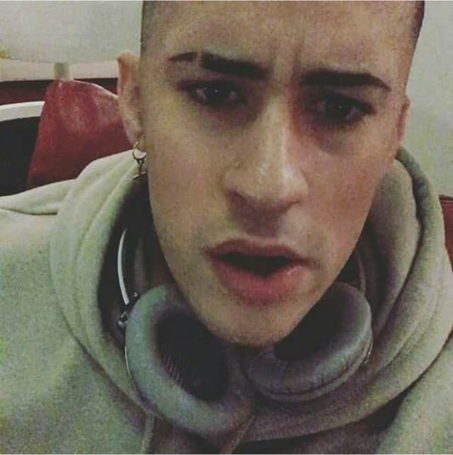 badbunita's tweet photo. El corte en la ceja es un tópico SENSIBLE…
Te extraño bastante Bad Bunny 2016 https://t.co/YNkc2js8rN