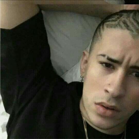 badbunita's tweet photo. El corte en la ceja es un tópico SENSIBLE…
Te extraño bastante Bad Bunny 2016 https://t.co/YNkc2js8rN