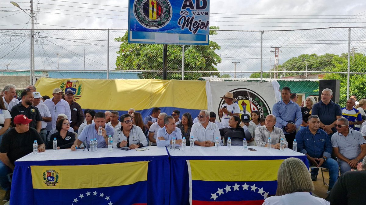 PieroMaroun's tweet photo. La reconstrucción de Venezuela solo será posible con el regreso de la democracia y el aporte de todos los venezolanos, que queremos hacer grande a nuestro país nuevamente. 

Por ello, estamos recorriendo el país, porque en la Venezuela que viene, nos corresponde a todos recuperarla. Hoy desde San Carlos en reunión de trabajo con nuestras estructuras municipales del partido en el estado Cojedes.

Democracia y libertad, son los ingredientes primordiales para reconstruir Venezuela.
