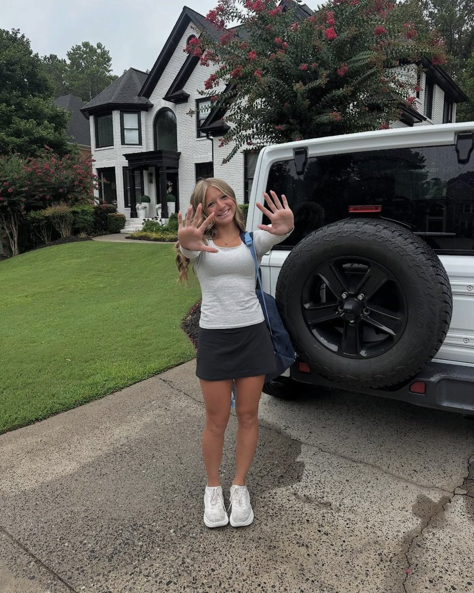 kiwipeeledx's tweet photo. mom’s facebook vs her insta https://t.co/qIClLnguJY
