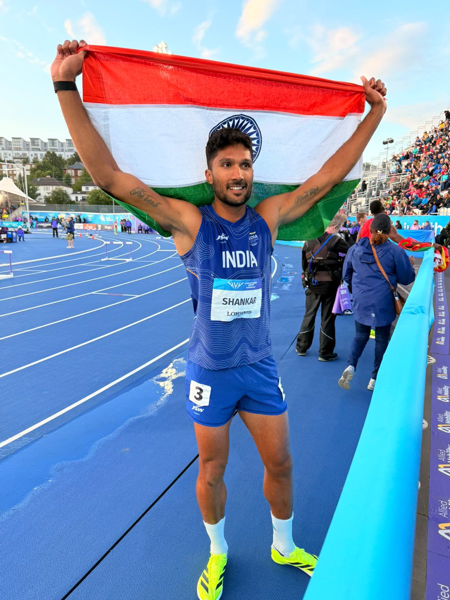 nnis_sports's tweet photo. 🚨 TEJASWIN WINS INDIA'S FIRST-EVER COMMONWEALTH GAMES DECATHLON MEDAL! 

Tejaswin Shankar became the first Indian ever to win a medal in the men's decathlon at the CWG, claiming bronze with a total of 7976 points at Glasgow 2026.

At the last edition, he won bronze in the High Jump. This time, he took on the ultimate challenge - 10 events over two days, and delivered, including two lifetime best performances, to bring home another bronze.

✅ Long Jump – 7.82m (PB)
✅ Discus Throw – 40.44m (PB)

Final Standings:
🥇 Lindon Victor 🇬🇩 – 8,096 points
🥈 Damian Warner 🇨🇦 – 8,036 points
🥉 Tejaswin Shankar 🇮🇳 – 7,976 points

#TejaswinShankar #Decathlon #IndianAthletics #CWG2026 #Athletics #NNISSports #AthleticsIndia