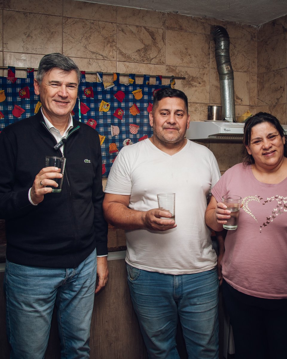 PasseriniOk's tweet photo. 💧 Conexiones domiciliarias de agua potable para Marqués de Sobremonte y Las Aldeitas.

Inauguramos las obras de conexiones domiciliarias que permiten que 132 familias de estos dos barrios accedan a un servicio esencial, con el caudal y la presión adecuados para mejorar su calidad de vida.

🚰 A través del programa "Más Agua, Más Salud", ya concretamos 5.719 conexiones domiciliarias, beneficiando a 25.000 vecinos y vecinas de #CórdobaCapital.

🚧  Y seguimos avanzando: 465 familias más ya están en proceso de conexión y nuevas obras llegarán a 19 barrios de la ciudad.