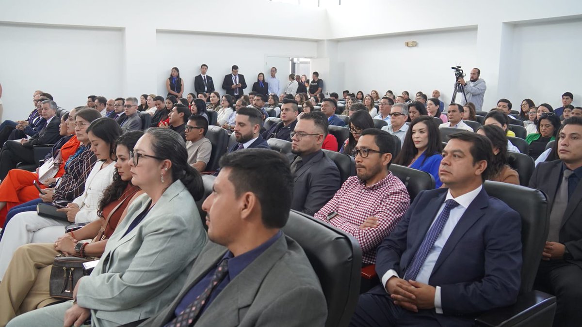 DEFENSORIAEC's tweet photo. 🧵El Dr. César Córdova Valverde, defensor del Pueblo (e), participó en la presentación de la “Escuela en Movimiento”, una iniciativa impulsada por la @EscuelaCJec, que se desarrolló en la Dirección Provincial de #Imbabura del @CJudicaturaEc. https://t.co/HQxh5eo0rZ