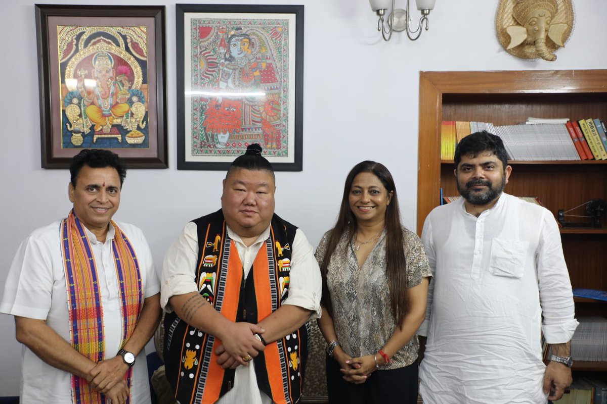 kshiprashuklaa's tweet photo. Glad to meet Tourism
& Higher Education Minister @AlongImna at @Sunil_Deodhar ji’s residence today in Delhi. . 

Social Media posts of Temjen ji is always hilarious, connecting to the public as well as the youth in a unique way; where he leaves a long term impact ! 

We had an elaborate , fruitful  & productive discussion  in todays’s perspective ! 
@AvinashGurukul