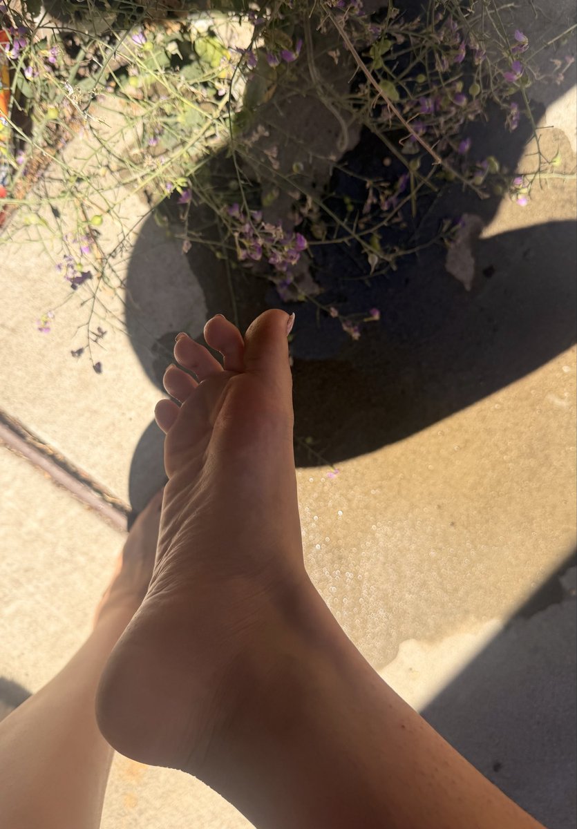 tinyfeetaddict's tweet photo. Spend your fridays paycheck on my soles 🤭🤭🤤👅  #feet #sole #feetcontent https://t.co/Jv04ztWZCV
