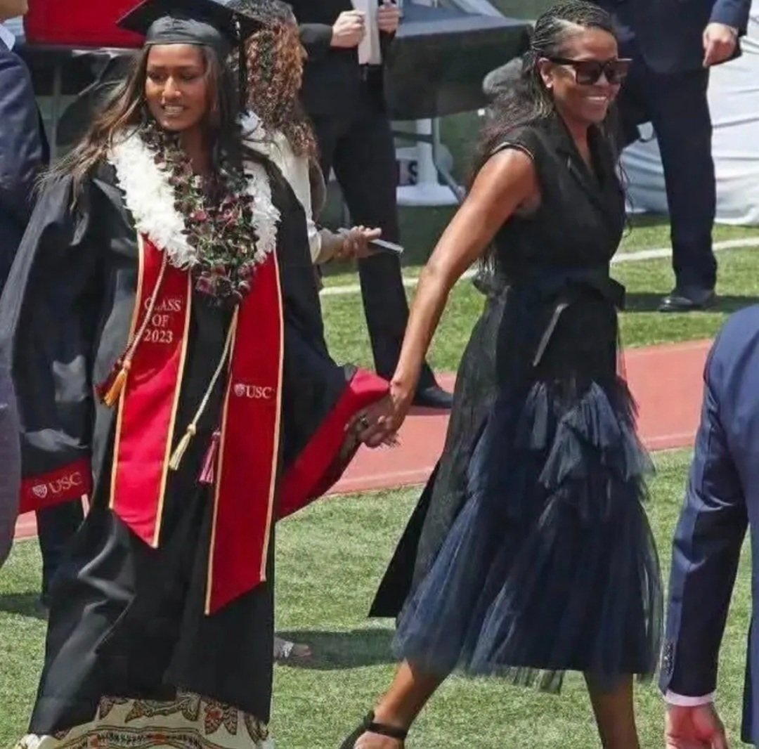 AzPetrich's tweet photo. Big 🎉Congratulations🎉 to First Daughter Sasha Obama on her graduation!!! Much continued success! https://t.co/Z9nNqA29qk