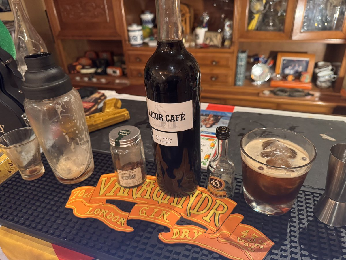 pgsarria's tweet photo. Me lo pedía el cuerpo! Acabando la semana laboral en #Mibar con un shake de café, LikorK y licor 43 con hielo y café expreso. https://t.co/6d6i0wMof9