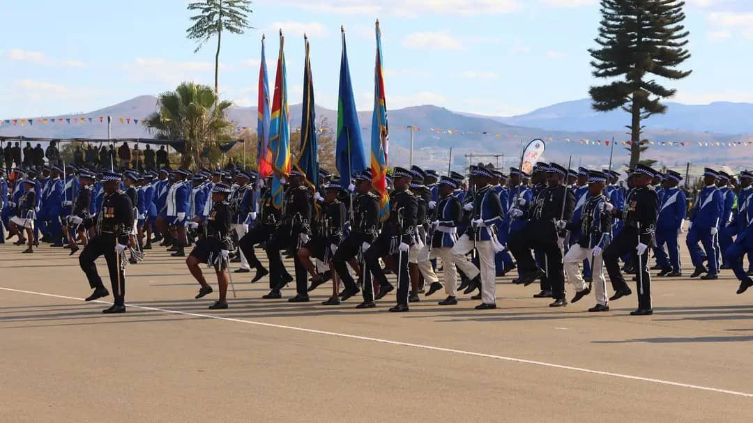 Rwandapolice's tweet photo. Uyu munsi,

Umuyobozi Mukuru Wungirije wa Polisi y'u Rwanda ushinzwe ubutegetsi n'abakozi (DIGP), DCG Jeanne Chantal Ujeneza, ari kumwe na CP William Kayitare, Umuyobozi w'Ikigo Gitangirwamo Amahugurwa yo Kurwanya Iterabwoba (CTTC) Mayange, bari muri Eswatini ku butumire bwo kwitabira umuhango wo kwizihiza Umunsi Mukuru wa Polisi y'Ubwami bwa Eswatini (Royal Eswatini Police Day), wizihijwe ku nshuro ya 23.

Uyu muhango wayobowe n'Umwami w'Ubwami bwa Eswatini, King Mswati III. Uru ruzinduko rwitabiriwe mu rwego rwo kurushaho gushimangira ubufatanye busanzwe buri hagati ya Polisi y'u Rwanda na Polisi y'Ubwami bwa Eswatini.